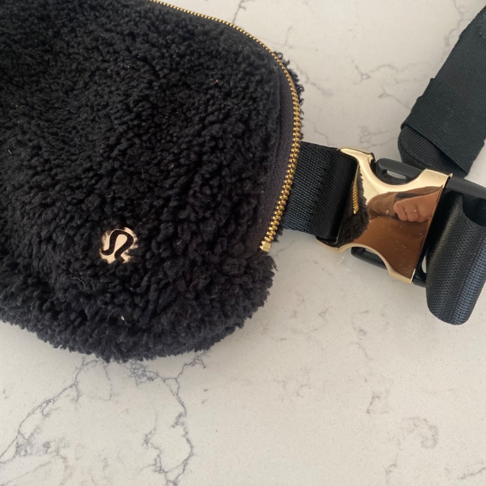 Lululemon black everywhere belt bag - Picture 4 of 6